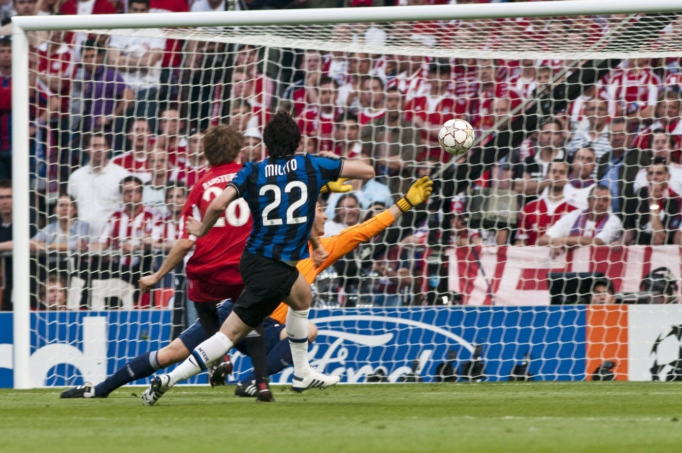 Diego Milito scores the 1-0 against FC Bayern in the 2010 Champions League final
