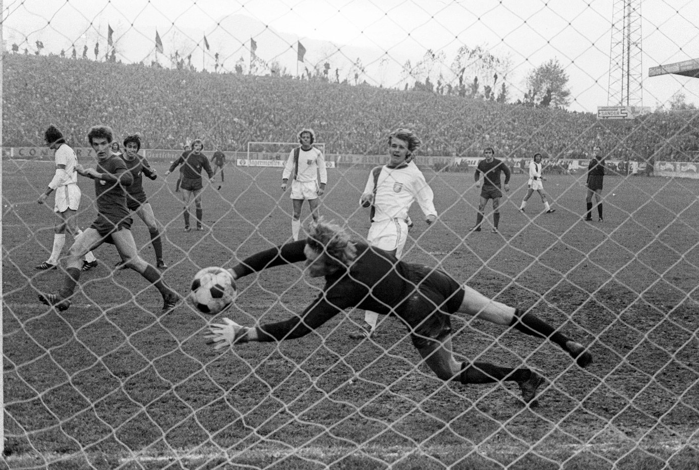 Klaus Toppmöller scores the 2-4 for Kaiserslautern against FC Bayern on 20 October 1973