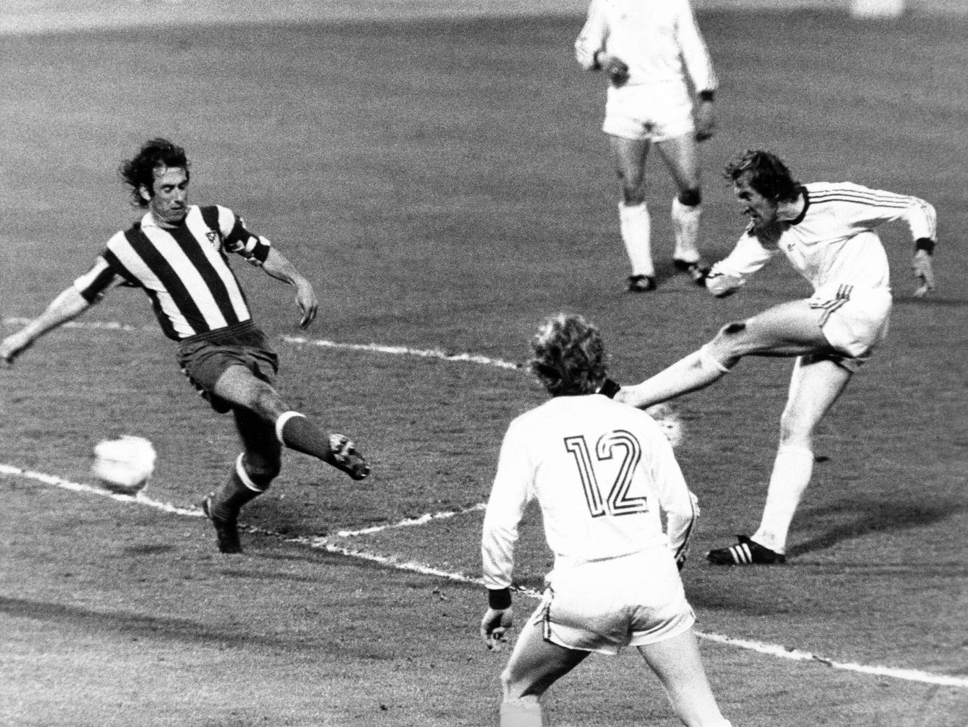 Hans-Georg Schwarzenbeck im Finale des Europacups der Landesmeister 1974 gegen Atlético Madrid