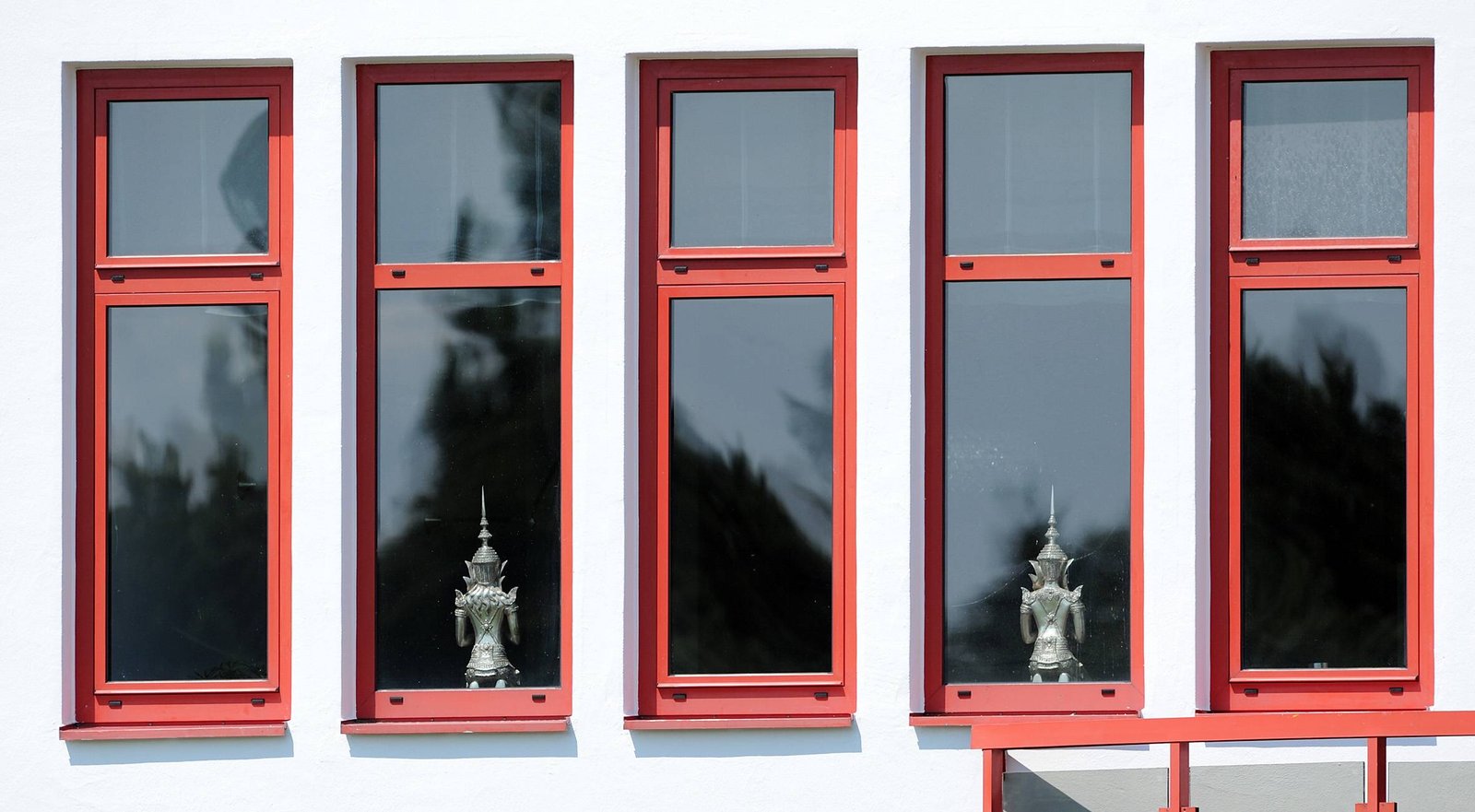 Buddha figures on the windowsill of the Bayern training centre in July 2008